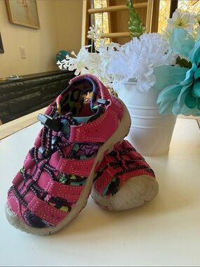Khombu Pink Multi-Color Kids Closed-Toe Sandals